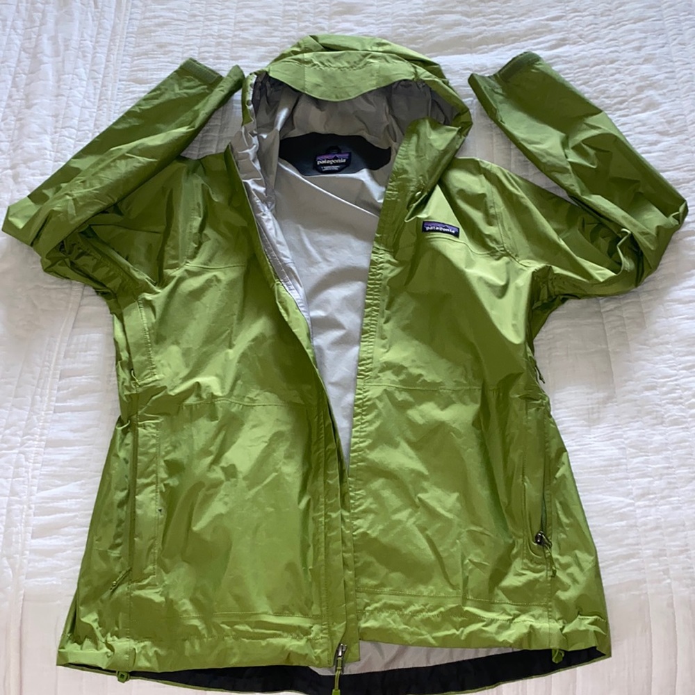 Green Patagonia rain jacket, perfect condition, size L, multiple pockets